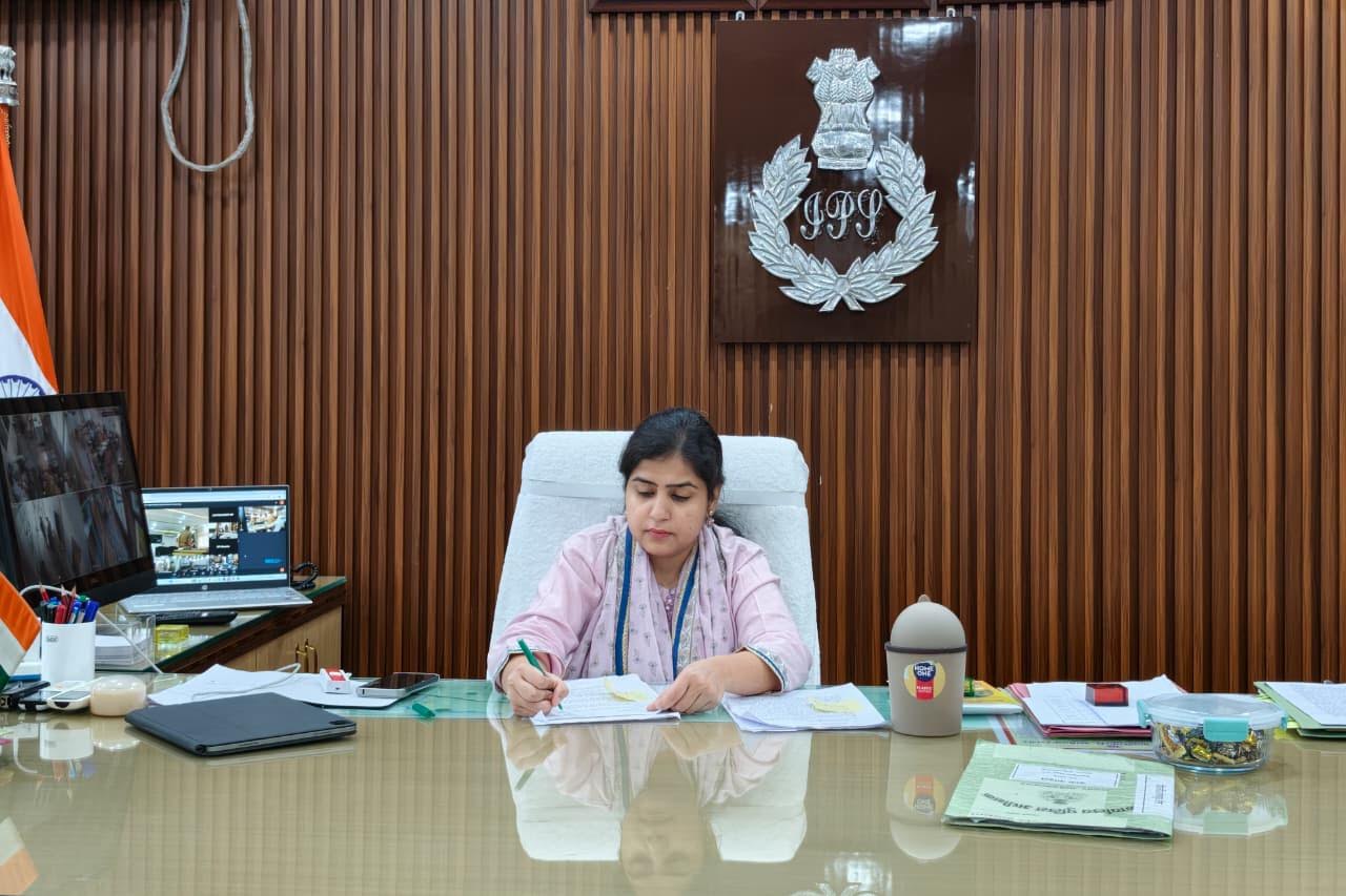अंबेडकरनगर पुलिस कार्यालय में जनसुनवाई के दौरान फरियादियों की शिकायतें सुनतीं एसपी प्राची सिंह।