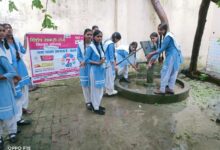अम्बेडकरनगर के विद्यालय में हैंडवॉश जागरूकता अभियान में शामिल छात्र-छात्राएं।