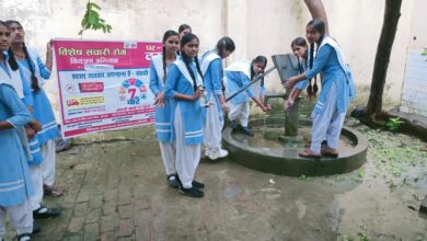 अम्बेडकरनगर के विद्यालय में हैंडवॉश जागरूकता अभियान में शामिल छात्र-छात्राएं।