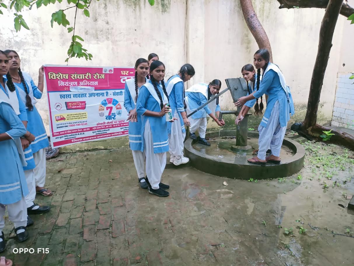 अम्बेडकरनगर के विद्यालय में हैंडवॉश जागरूकता अभियान में शामिल छात्र-छात्राएं।