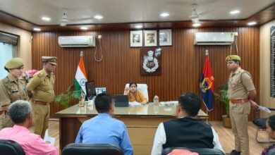 अंबेडकरनगर पुलिस कार्यालय में जनसुनवाई करतीं पुलिस अधीक्षक प्राची सिंह।
