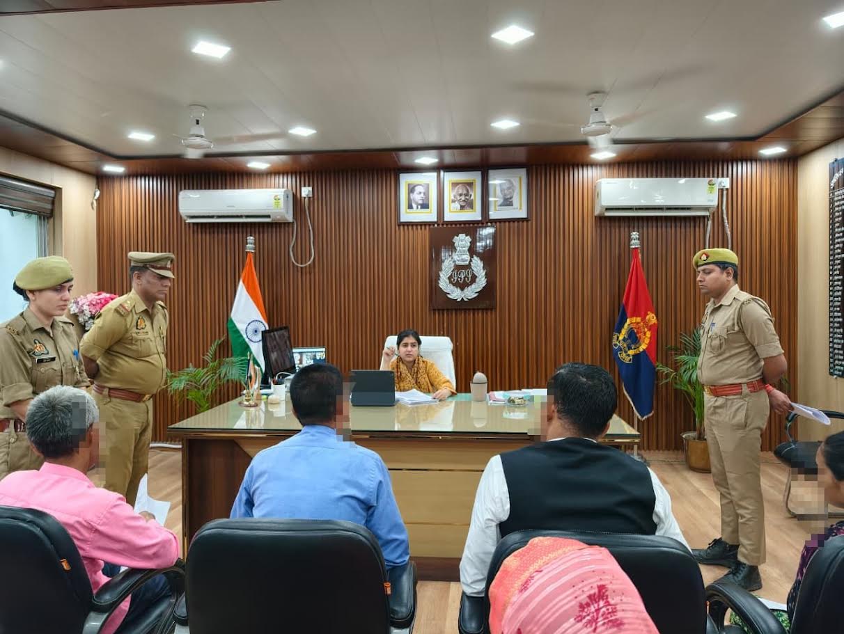 अंबेडकरनगर पुलिस कार्यालय में जनसुनवाई करतीं पुलिस अधीक्षक प्राची सिंह।