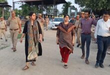 अंबेडकरनगर के टांडा क्षेत्र में कांवड़ मार्ग और धार्मिक स्थलों का निरीक्षण करते प्रशासनिक अधिकारी।
