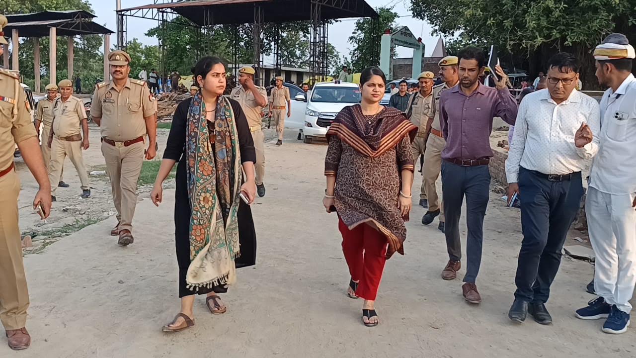 अंबेडकरनगर के टांडा क्षेत्र में कांवड़ मार्ग और धार्मिक स्थलों का निरीक्षण करते प्रशासनिक अधिकारी।
