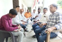 अंबेडकरनगर के जलालपुर में भाजपा संगठन की बैठक के दौरान कार्यकर्ताओं की मौजूदगी और चर्चा का दृश्य।