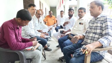 अंबेडकरनगर के जलालपुर में भाजपा संगठन की बैठक के दौरान कार्यकर्ताओं की मौजूदगी और चर्चा का दृश्य।