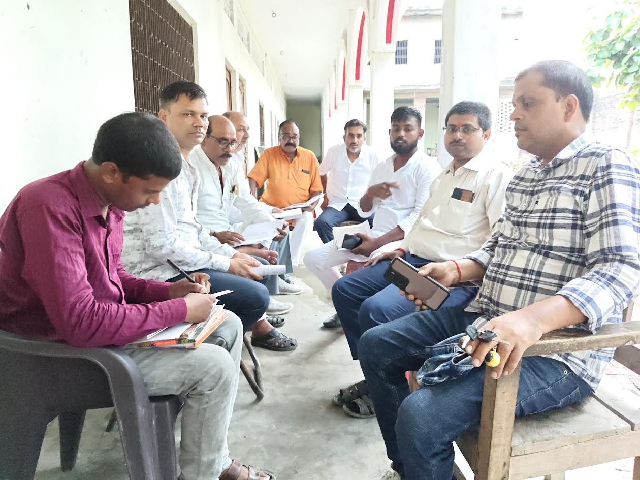 अंबेडकरनगर के जलालपुर में भाजपा संगठन की बैठक के दौरान कार्यकर्ताओं की मौजूदगी और चर्चा का दृश्य।