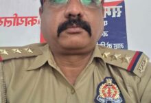 अंबेडकरनगर के अकबरपुर में छात्र के कथित अपहरण मामले की जांच के दौरान सीसीटीवी फुटेज की जांच करती पुलिस की सांकेतिक तस्वीर।