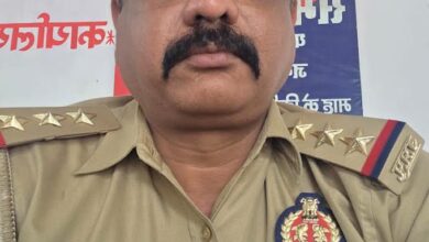 अंबेडकरनगर के अकबरपुर में छात्र के कथित अपहरण मामले की जांच के दौरान सीसीटीवी फुटेज की जांच करती पुलिस की सांकेतिक तस्वीर।