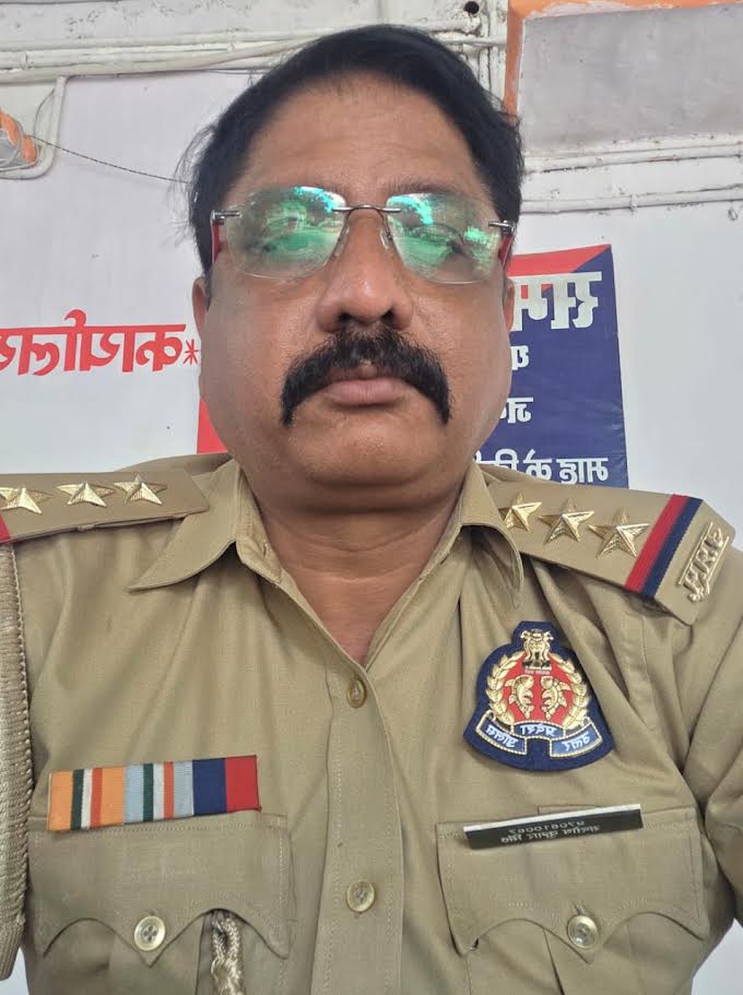 अंबेडकरनगर के अकबरपुर में छात्र के कथित अपहरण मामले की जांच के दौरान सीसीटीवी फुटेज की जांच करती पुलिस की सांकेतिक तस्वीर।
