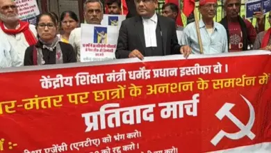 लखनऊ में NTA के विरोध में प्रदर्शन और मार्च करते AISA के छात्र कार्यकर्ता।