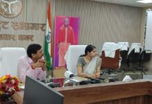 अंबेडकरनगर कलेक्ट्रेट में टांडा टेक्सटाइल उद्योग के विकास पर बुनकरों और अधिकारियों के साथ बैठक करते टेक्सटाइल निदेशक अश्वनी पांडेय और डीएम ईशा प्रिया।