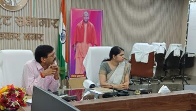 अंबेडकरनगर कलेक्ट्रेट में टांडा टेक्सटाइल उद्योग के विकास पर बुनकरों और अधिकारियों के साथ बैठक करते टेक्सटाइल निदेशक अश्वनी पांडेय और डीएम ईशा प्रिया।