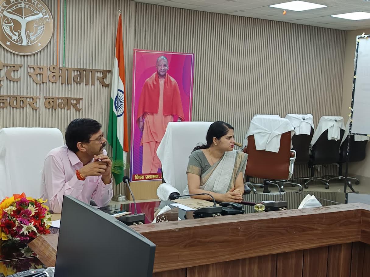 अंबेडकरनगर कलेक्ट्रेट में टांडा टेक्सटाइल उद्योग के विकास पर बुनकरों और अधिकारियों के साथ बैठक करते टेक्सटाइल निदेशक अश्वनी पांडेय और डीएम ईशा प्रिया।