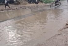अंबेडकरनगर के कटोखर चौराहे पर जलभराव से भरी सड़क का सांकेतिक चित्र।