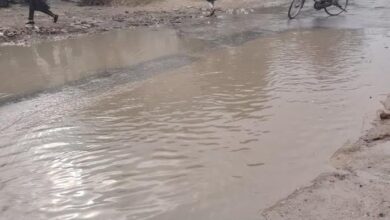 अंबेडकरनगर के कटोखर चौराहे पर जलभराव से भरी सड़क का सांकेतिक चित्र।