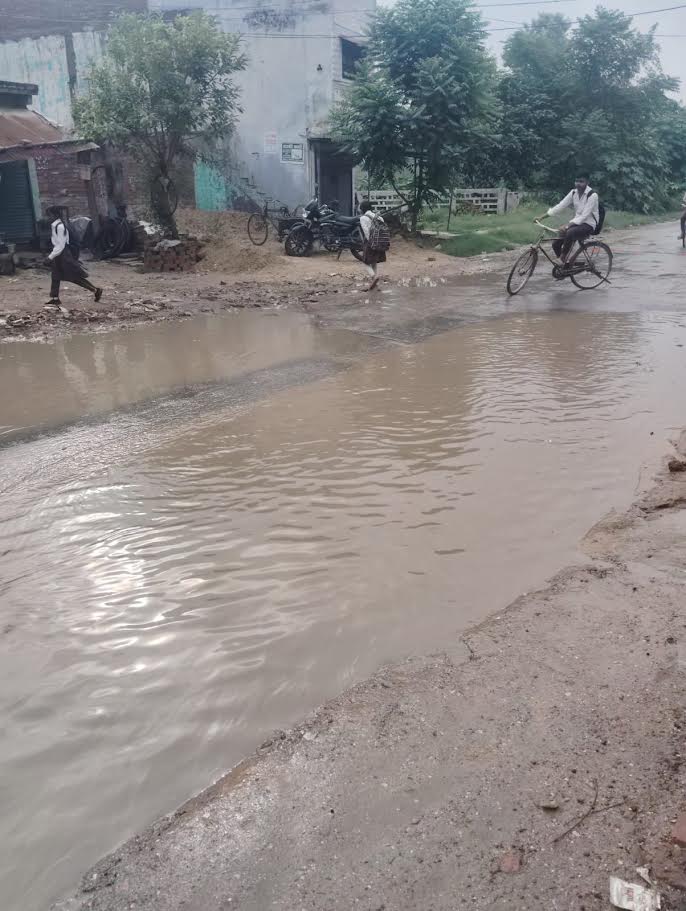 अंबेडकरनगर के कटोखर चौराहे पर जलभराव से भरी सड़क का सांकेतिक चित्र।