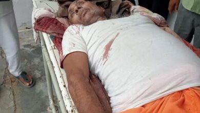 अम्बेडकरनगर के सम्मनपुर क्षेत्र में ट्यूबवेल पर हुई वृद्ध की हत्या के मामले की जांच करती पुलिस का सांकेतिक दृश्य।