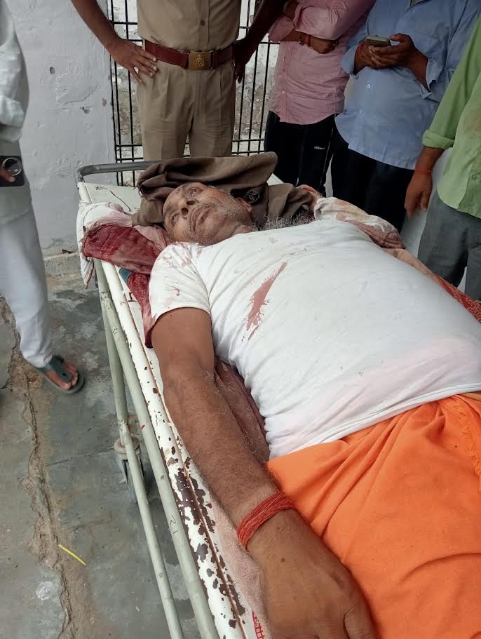 अम्बेडकरनगर के सम्मनपुर क्षेत्र में ट्यूबवेल पर हुई वृद्ध की हत्या के मामले की जांच करती पुलिस का सांकेतिक दृश्य।