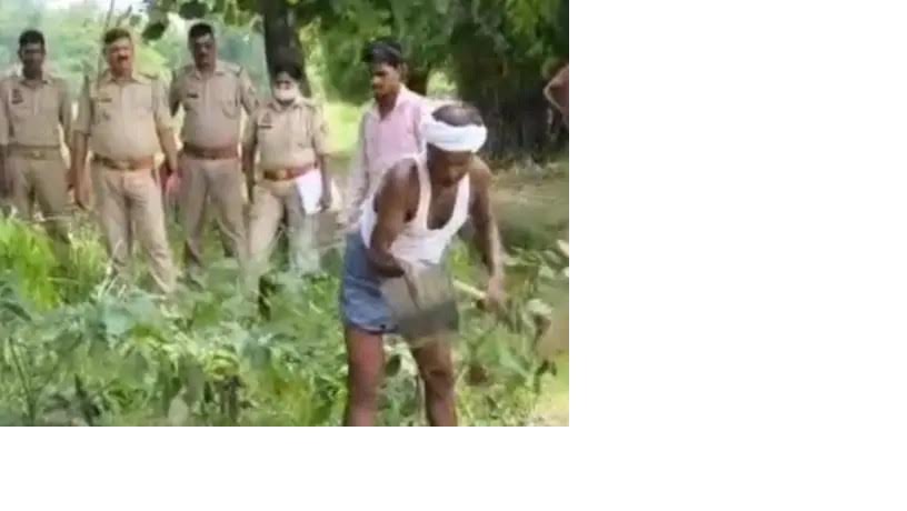 अंबेडकरनगर में संदिग्ध मौत की जांच के लिए मजिस्ट्रेट की मौजूदगी में कब्र से महिला का शव निकलवाती पुलिस।