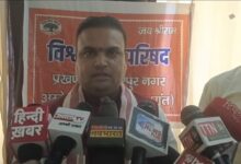 अंबेडकरनगर में किछौछा के मामलों पर मीडिया को संबोधित करते विहिप पदाधिकारी।