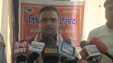 अंबेडकरनगर में किछौछा के मामलों पर मीडिया को संबोधित करते विहिप पदाधिकारी।
