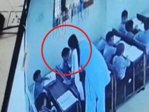 फिरोजाबाद के स्कूल में बच्चों से मारपीट मामले का प्रतीकात्मक दृश्य