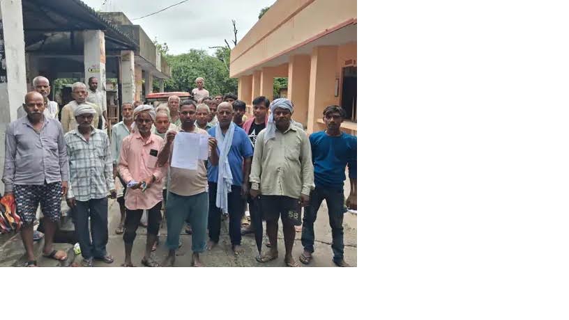 अंबेडकरनगर के कैथा गांव में सार्वजनिक तालाब की भूमि पर अवैध कब्जे के मामले का सांकेतिक दृश्य।