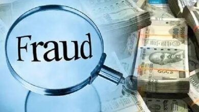 अंबेडकरनगर के इब्राहिमपुर थाना क्षेत्र में जमीन एग्रीमेंट धोखाधड़ी मामले की जांच करती पुलिस