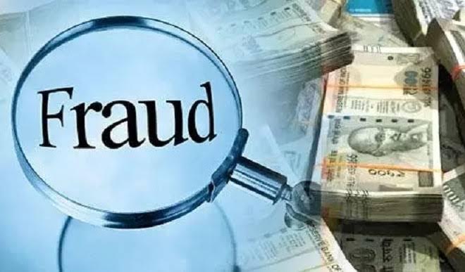 अंबेडकरनगर के इब्राहिमपुर थाना क्षेत्र में जमीन एग्रीमेंट धोखाधड़ी मामले की जांच करती पुलिस