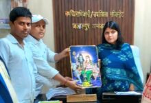 जलालपुर में नवनियुक्त एसडीएम मधुमिता सिंह से शिष्टाचार भेंट करते भाजपा नेता।