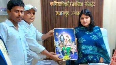 जलालपुर में नवनियुक्त एसडीएम मधुमिता सिंह से शिष्टाचार भेंट करते भाजपा नेता।