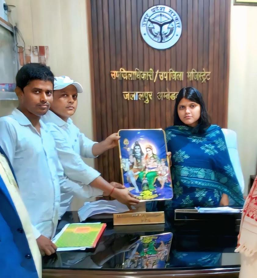 जलालपुर में नवनियुक्त एसडीएम मधुमिता सिंह से शिष्टाचार भेंट करते भाजपा नेता।