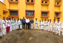 अंबेडकरनगर के एकलव्य स्पोर्ट्स स्टेडियम में ताइक्वांडो बेल्ट टेस्ट के सफल खिलाड़ियों को बेल्ट प्रदान करते जिला क्रीड़ा अधिकारी।