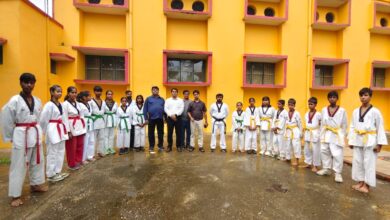 अंबेडकरनगर के एकलव्य स्पोर्ट्स स्टेडियम में ताइक्वांडो बेल्ट टेस्ट के सफल खिलाड़ियों को बेल्ट प्रदान करते जिला क्रीड़ा अधिकारी।