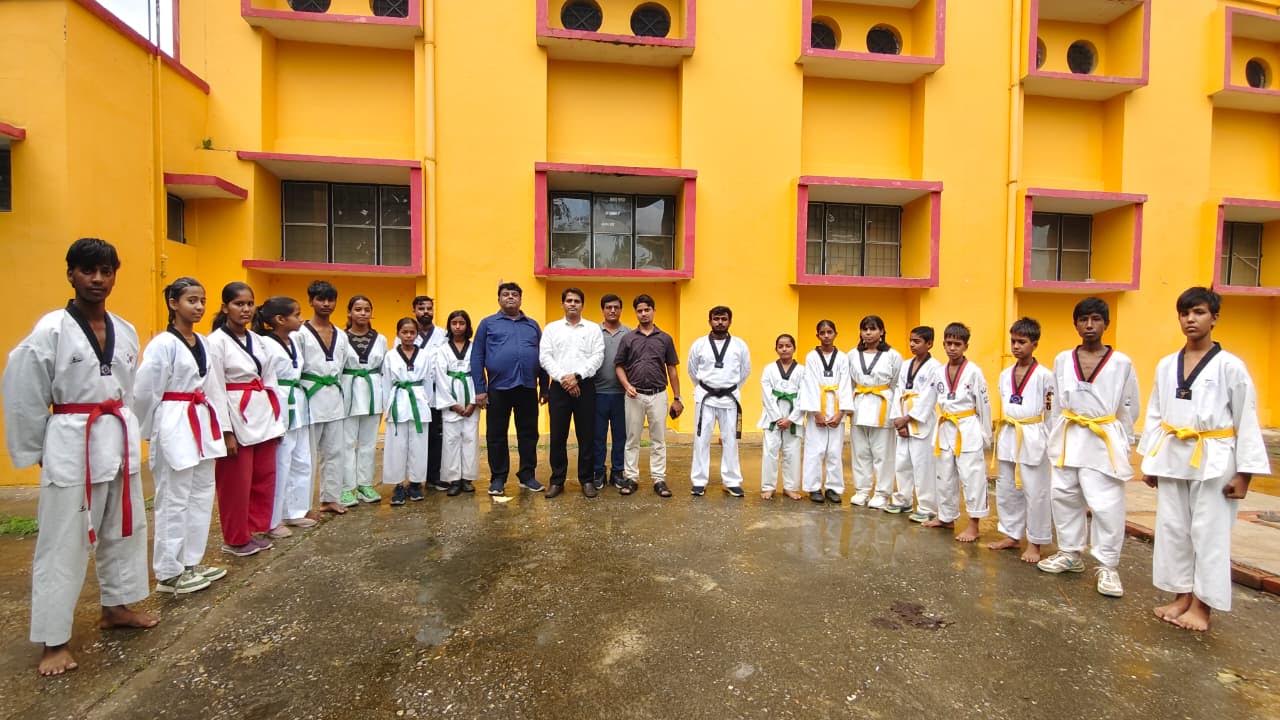 अंबेडकरनगर के एकलव्य स्पोर्ट्स स्टेडियम में ताइक्वांडो बेल्ट टेस्ट के सफल खिलाड़ियों को बेल्ट प्रदान करते जिला क्रीड़ा अधिकारी।