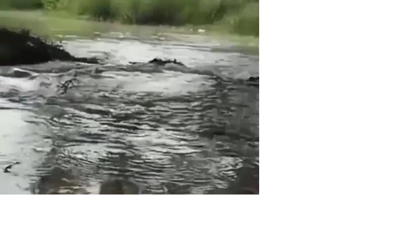 अम्बेडकरनगर के जलालपुर क्षेत्र में नहर की पटरी कटने के बाद खेतों में भरे पानी और बचाव कार्य में जुटे ग्रामीण।