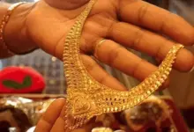24 जुलाई को सोना और चांदी की कीमतों में गिरावट के बाद सर्राफा बाजार में प्रदर्शित गोल्ड और सिल्वर ज्वेलरी।