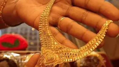 24 जुलाई को सोना और चांदी की कीमतों में गिरावट के बाद सर्राफा बाजार में प्रदर्शित गोल्ड और सिल्वर ज्वेलरी।