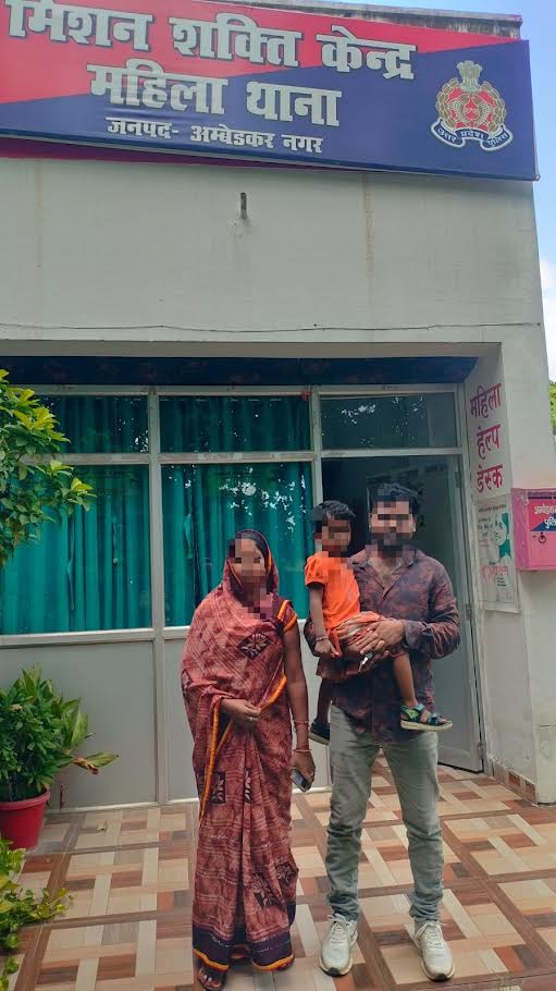 अंबेडकरनगर महिला थाने में मिशन शक्ति अभियान के तहत चल रही काउंसलिंग का दृश्य।