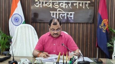 अंबेडकरनगर पुलिस लाइन में होमगार्ड भर्ती की तैयारियों के तहत पुलिस अधिकारियों की ब्रीफिंग।