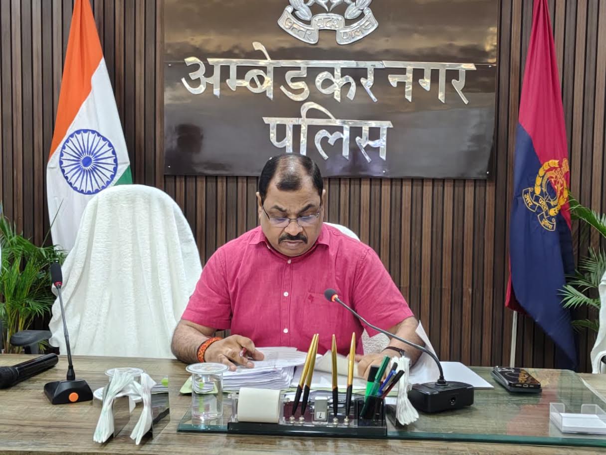 अंबेडकरनगर पुलिस लाइन में होमगार्ड भर्ती की तैयारियों के तहत पुलिस अधिकारियों की ब्रीफिंग।