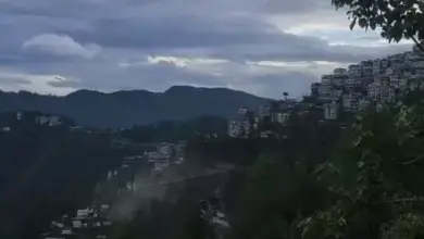 हिमाचल प्रदेश में बारिश के दौरान पहाड़ी सड़क और बादलों से घिरा मौसम।