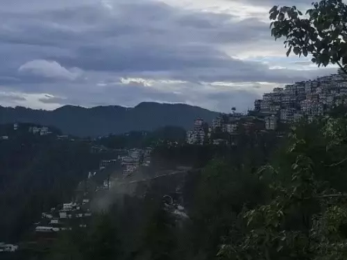 हिमाचल प्रदेश में बारिश के दौरान पहाड़ी सड़क और बादलों से घिरा मौसम।