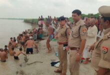 अंबेडकरनगर के चौहड़ा घाट पर सुरक्षा व्यवस्था का निरीक्षण करते पुलिस अधिकारी।