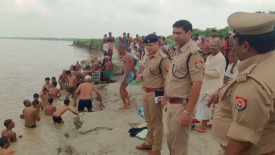 अंबेडकरनगर के चौहड़ा घाट पर सुरक्षा व्यवस्था का निरीक्षण करते पुलिस अधिकारी।