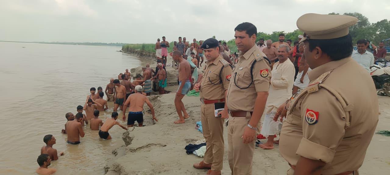 अंबेडकरनगर के चौहड़ा घाट पर सुरक्षा व्यवस्था का निरीक्षण करते पुलिस अधिकारी।