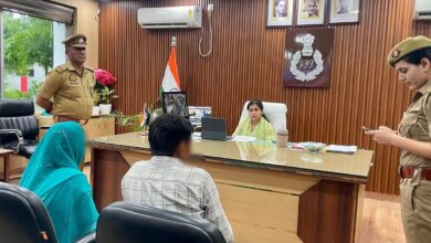 अम्बेडकरनगर पुलिस कार्यालय में आयोजित जनसुनवाई के दौरान शिकायतें सुनतीं पुलिस अधीक्षक प्राची सिंह।