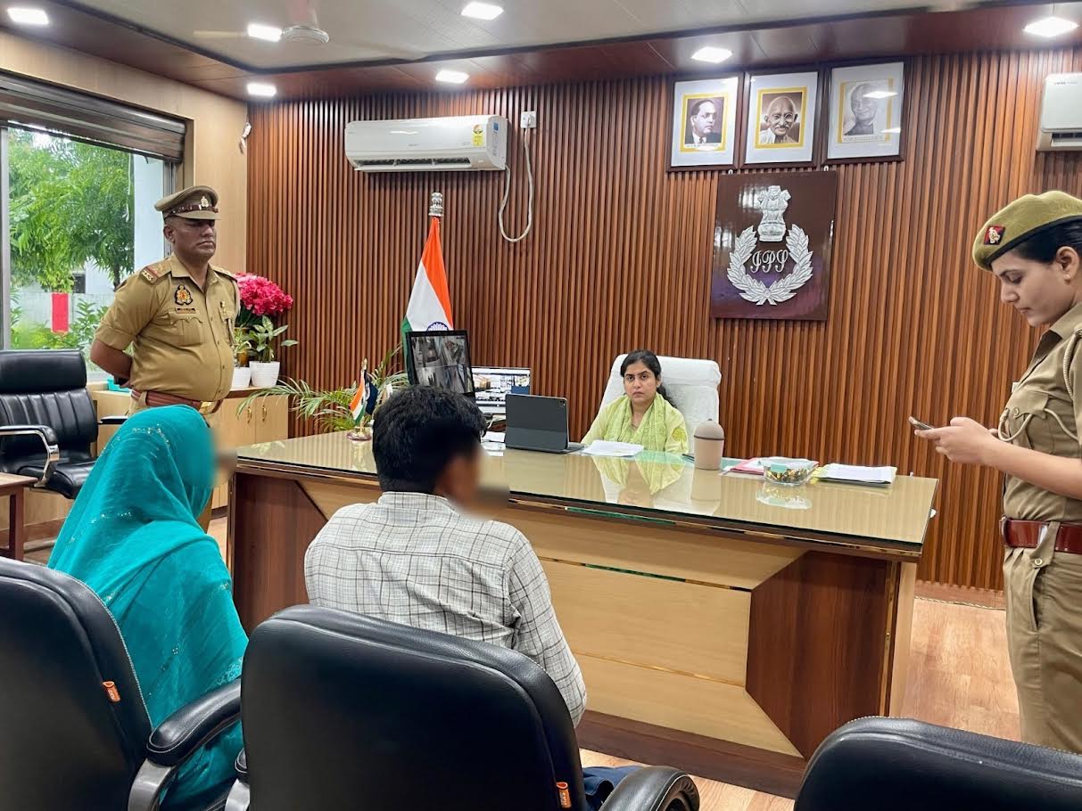 अम्बेडकरनगर पुलिस कार्यालय में आयोजित जनसुनवाई के दौरान शिकायतें सुनतीं पुलिस अधीक्षक प्राची सिंह।