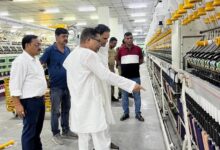 अंबेडकरनगर में डीडीयू-जीकेवाई प्रशिक्षण केंद्र का निरीक्षण करते पूर्व सांसद रितेश पांडेय।